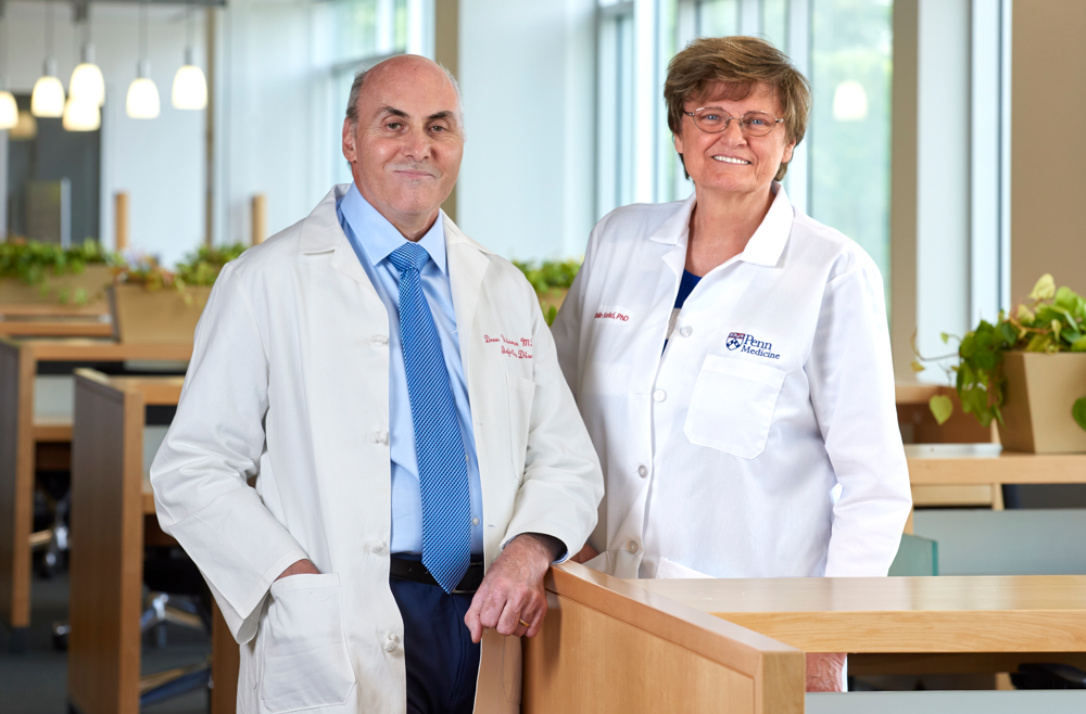تصویر خانم کاتالین کاریکو و آقای درو ویزمن برندگان نوبل پزشکی 2023 با لباس آزمایشگاه در دانشگاه پنسیلوانیا